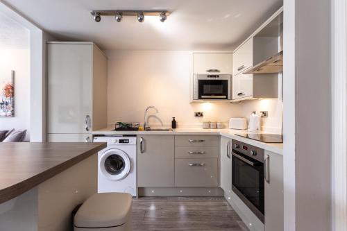 Modern 2 Bed Apartment Near Gatwick — 4-Star Luxury Hotel in Crawley, United Kingdom