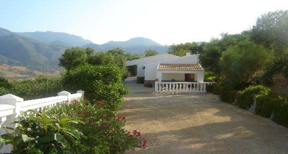Welcoming chalet with lake and mountain view El Gastor — 4-Star Luxury Hotel in El Gastor, Spain