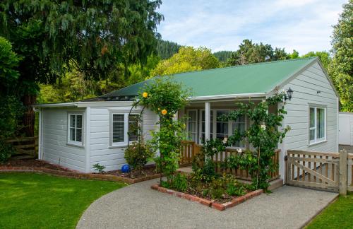 Birdsong Cottage — 4-Star Luxury Hotel in Paraparaumu, New Zealand