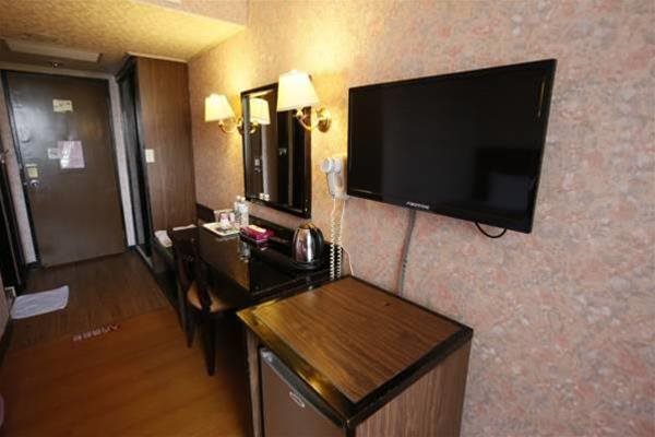 Zhong Zheng Hotel — hotel in Kaohsiung