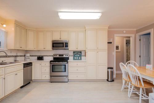 Bill's Place by Oak Island Accommodations - photo 41