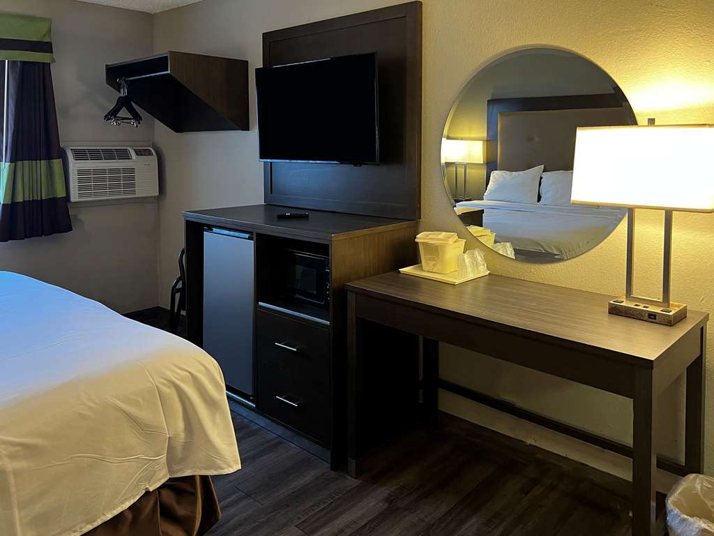 Econo Lodge - photo 13