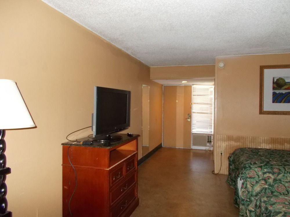 Season's Inn - photo 16