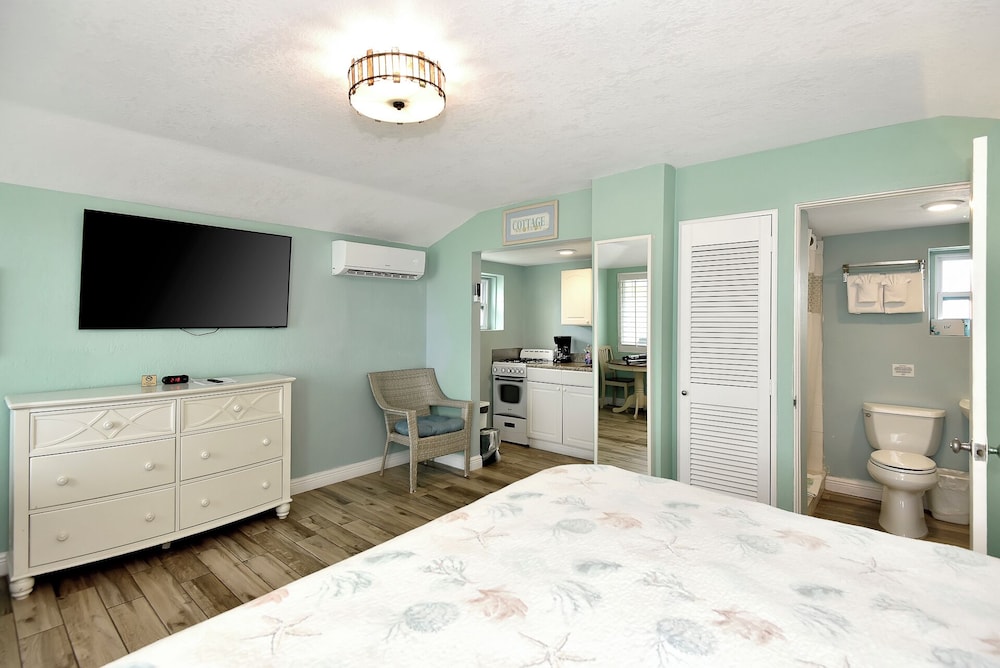 Shoreline Suites & Cabana Cottages - photo 43