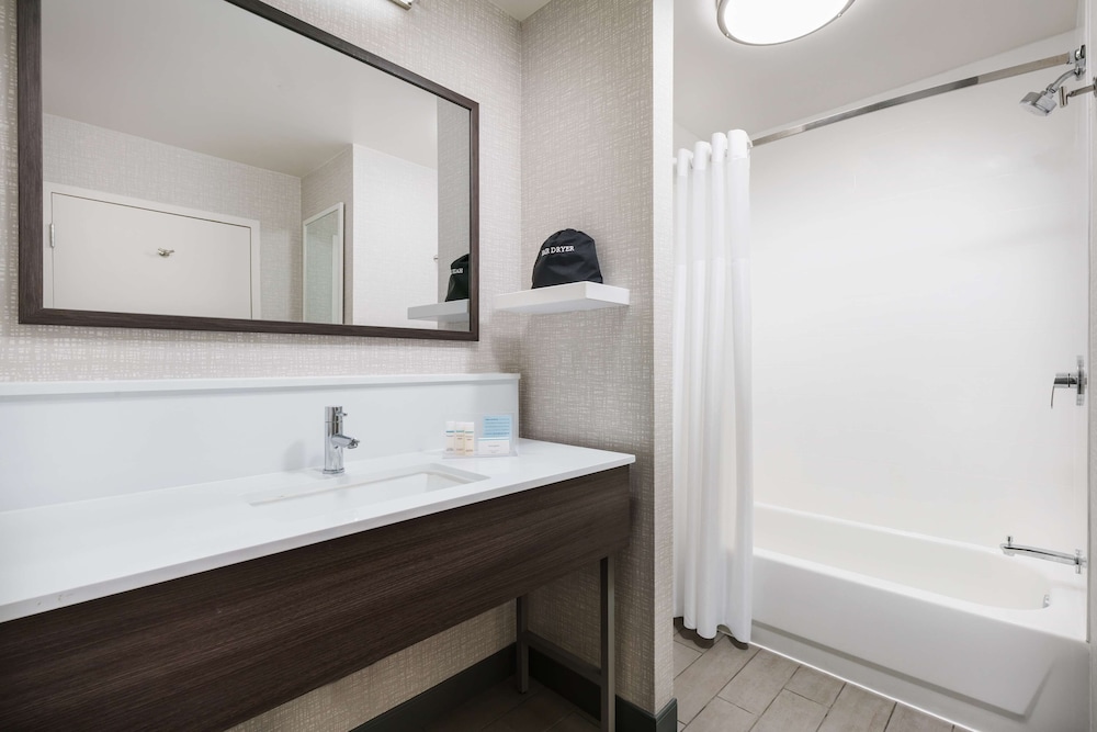 Hampton Inn & Suites Baltimore Inner Harbor - photo 28