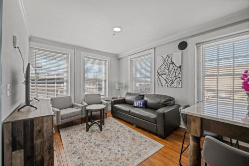 Stylish Loft Steps Away from Main Street in Conway, United States