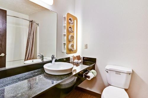 Economy Inn Pittsburgh Airport - photo 8