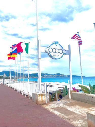 A room in Nice Beach - last minute hotel in Nice