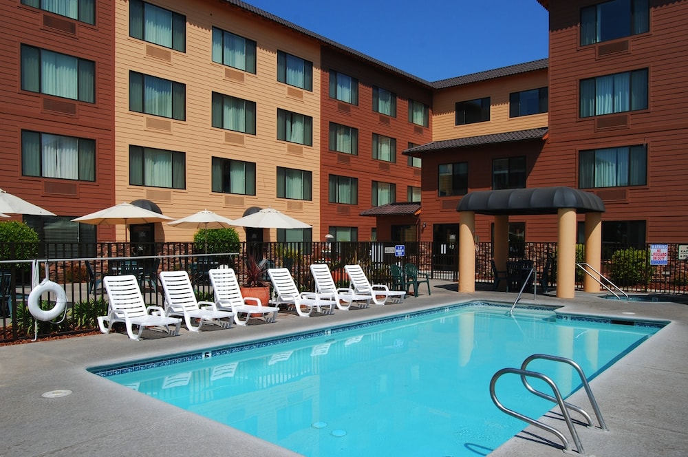 Oxford Suites Chico - photo 22