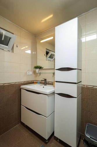 Cosy Central 2 BR Apartment By Wehost