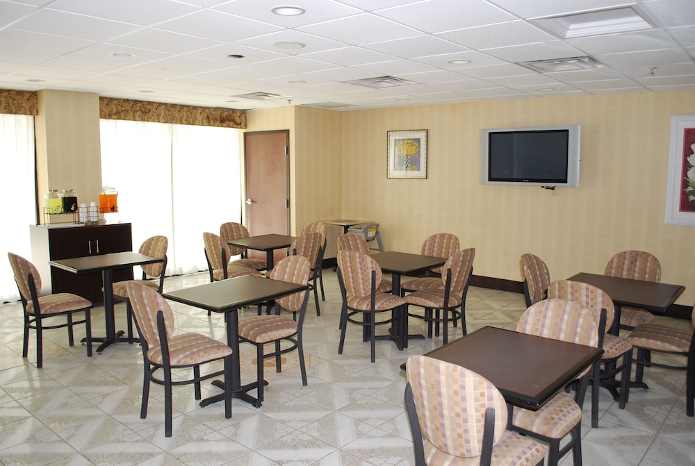 Jameson Inn and Suites Riverdale - photo 36