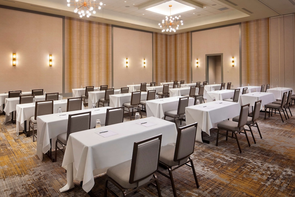 Embassy Suites by Hilton South Bend at Notre Dame - photo 28