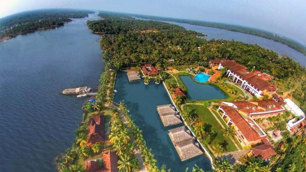 Plumeria Lake Resort Spa — Cherthala