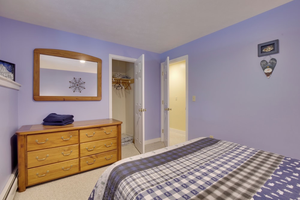 Bethel Chalet with Hot Tub 3 Miles To Sunday River — 4-Star Luxury Hotel in Bethel, United States