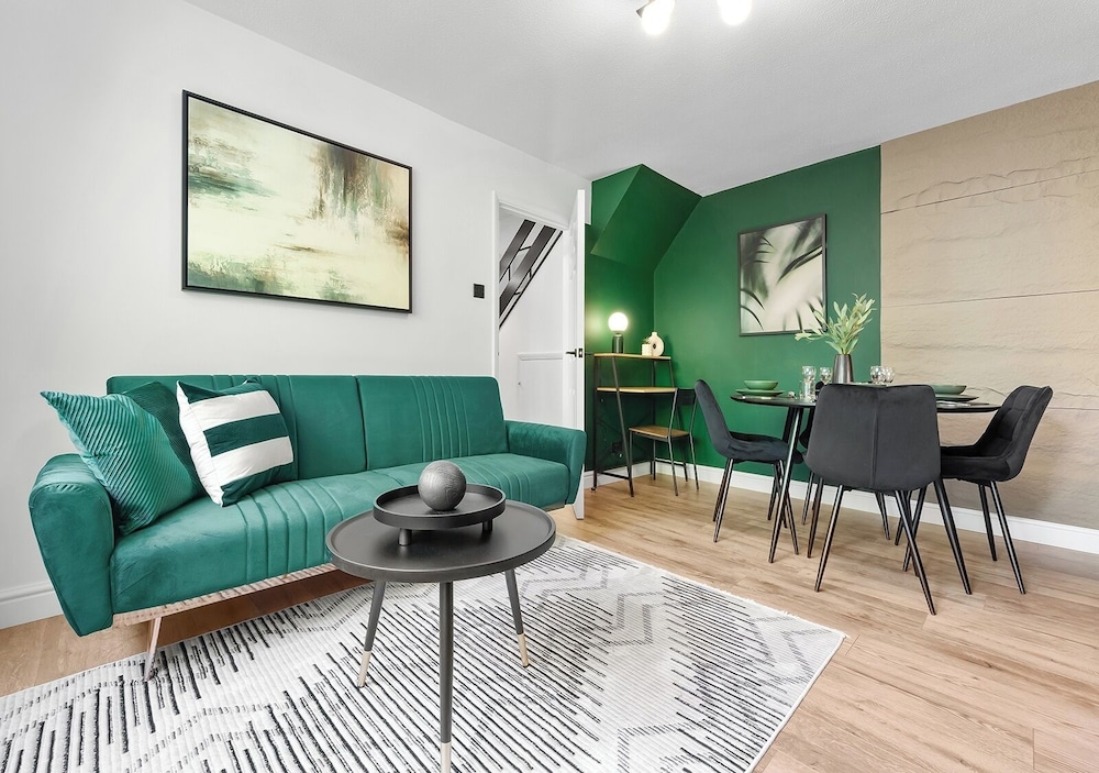 2BR Flat I Near Airport and Town Centre — 4-Star Luxury Hotel in Luton, United Kingdom