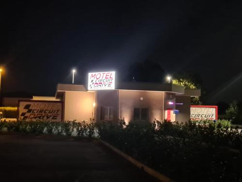 Motel Circuit Drive — Cingia De Botti