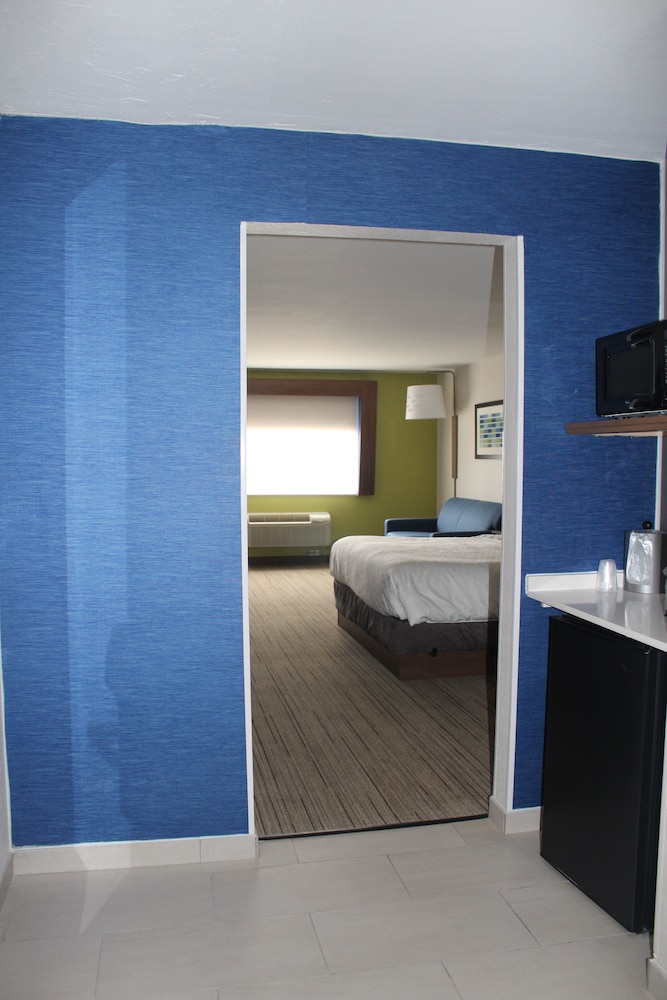 Holiday Inn Express Hotel & Suites Raton by IHG - photo 26