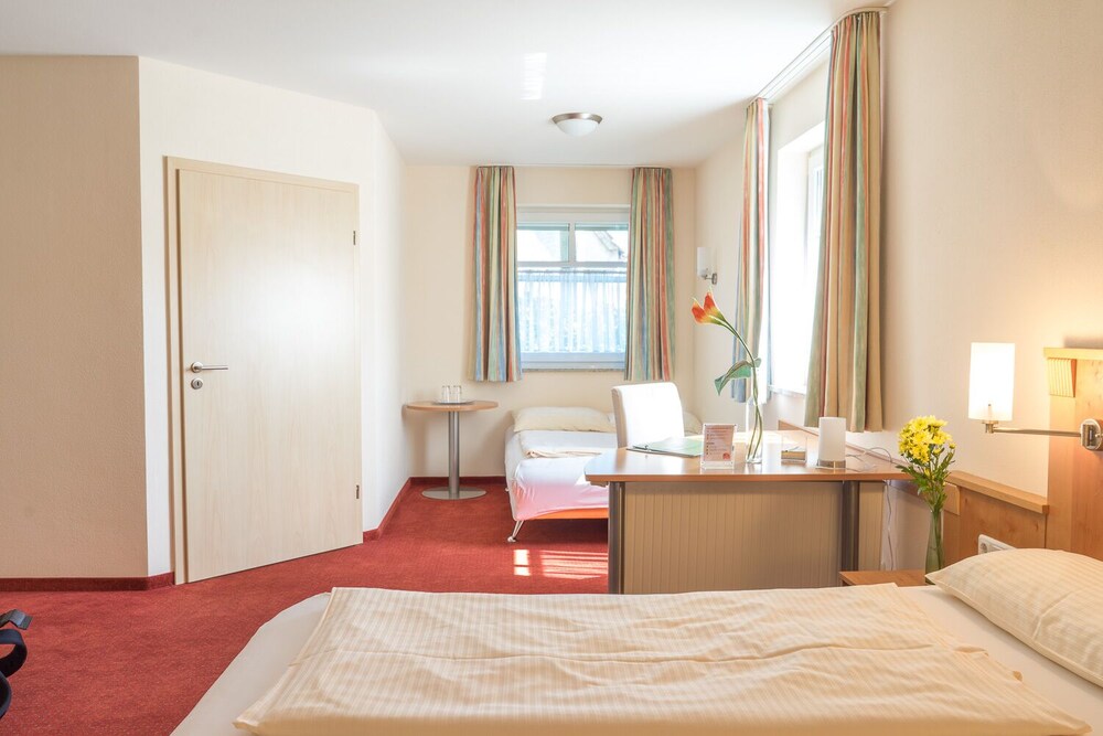 Hotel Pension Futterknecht — hotel in Burgau