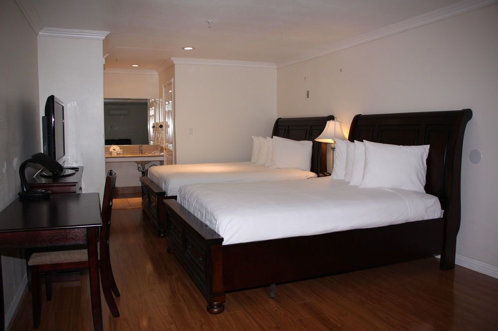 Ambassador Inn Alhambra - photo 13