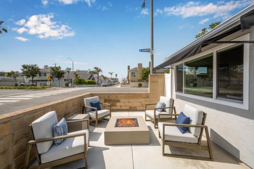 Remodeled 4 Car with Parking Patio and Firepit in Newport Beach, United States