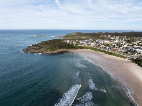 Shoreline Retreat 900m to the beach in Fingal Bay, Australia