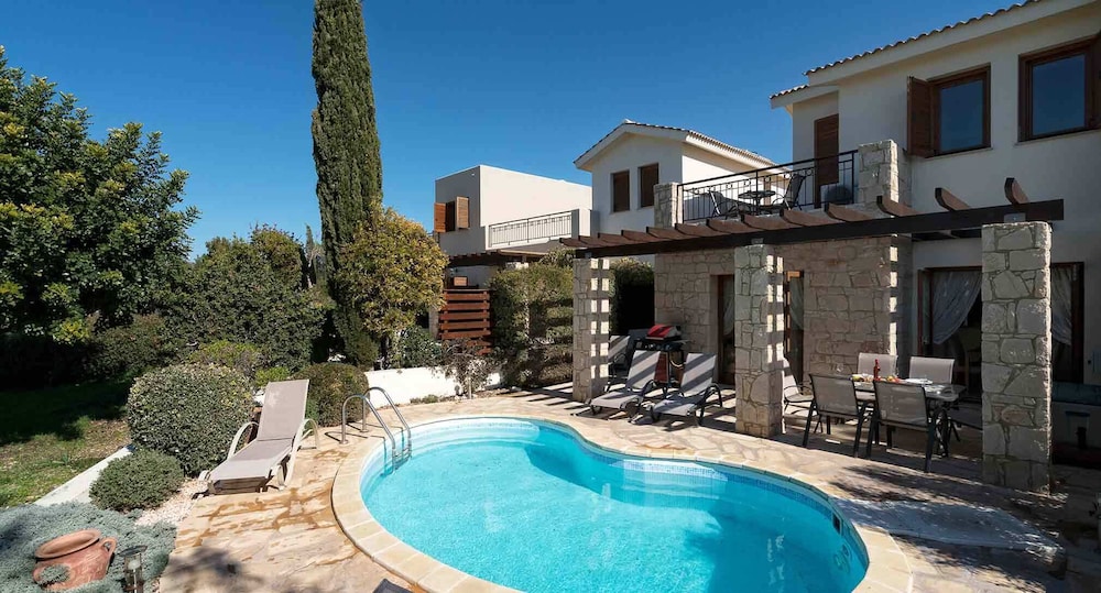 Lovely 2 bedroom Villa Kornos HG33 with private pool and golf course views In the heart of Aphrodite Hills near resort centre
