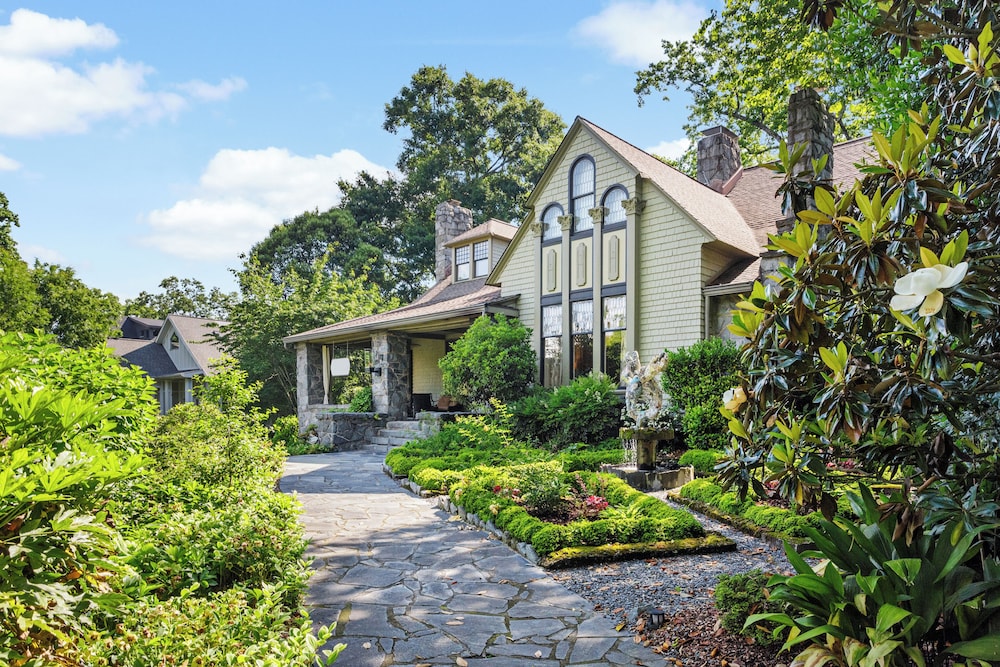 Stonehurst Place Bed & Breakfast — 4-Star Luxury Hotel in Atlanta, United States