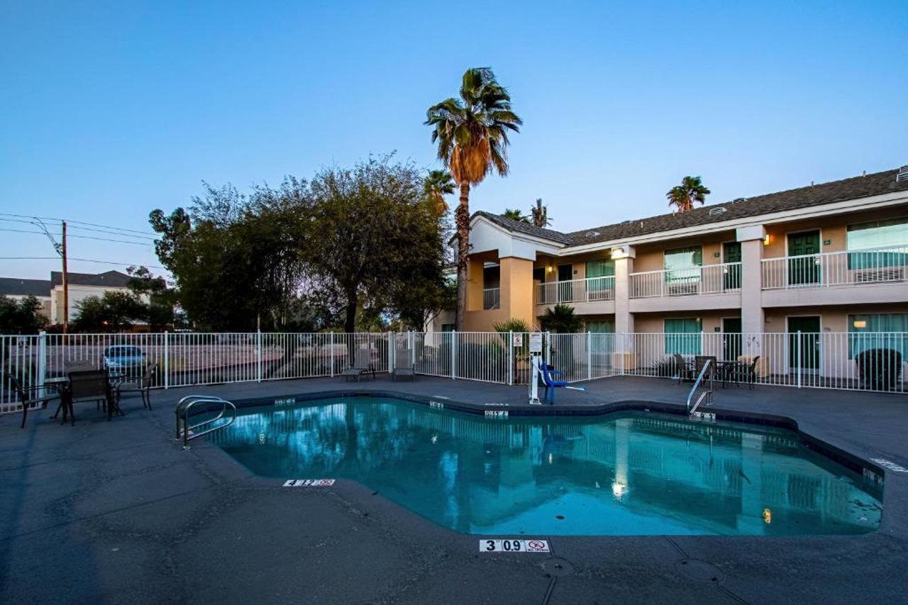 HomeTowne Studios Phoenix Black Canyon Highway - photo 17