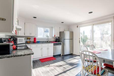 Central Ac Close To Beach Dog Friendly — Chatham
