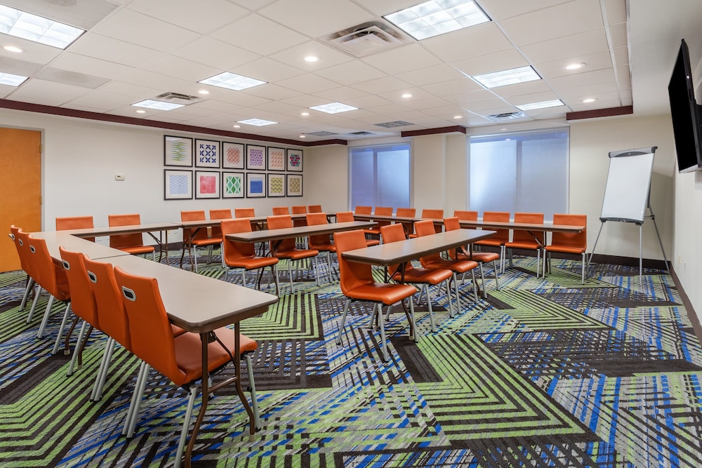 Holiday Inn Express & Suites Cedar Falls Waterloo by IHG - photo 37
