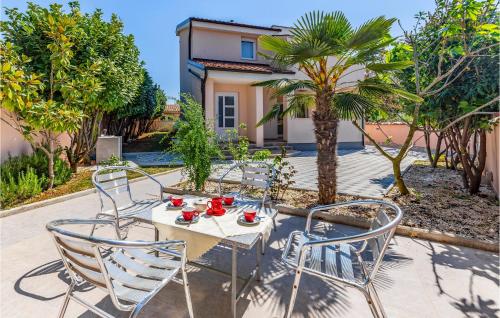 Two Bedroom Apartment In Fazana — 4-Star Luxury Hotel in Fazana, Croatia