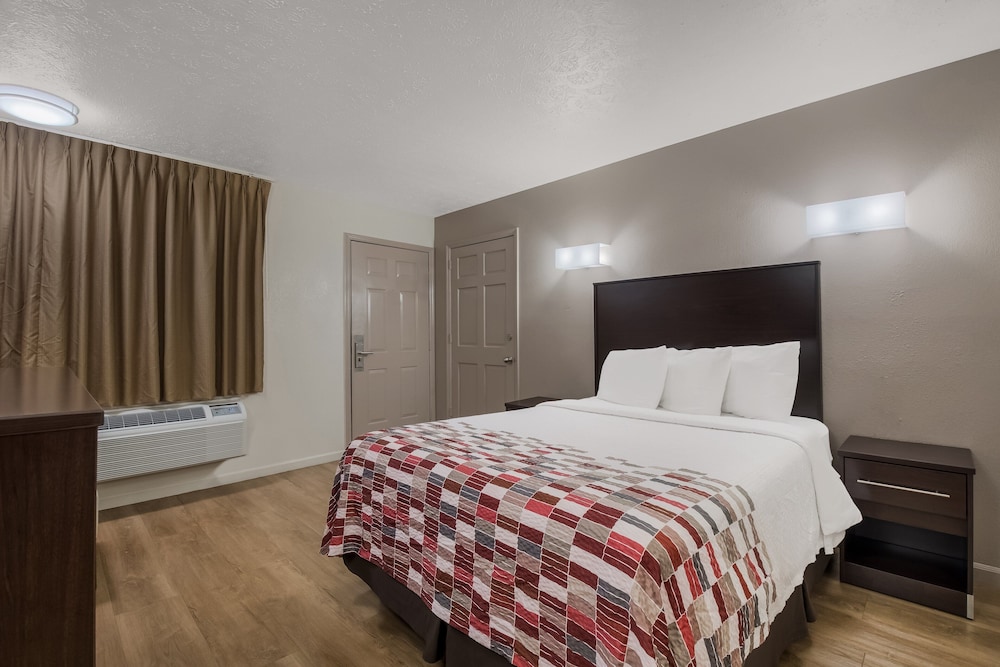 Red Roof Inn Crossville - photo 21