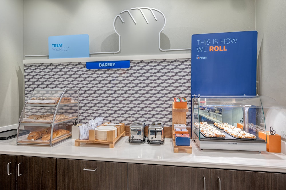 Holiday Inn Express & Suites St. Louis Chesterfield by IHG - photo 38