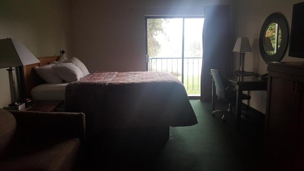 Oyster Bay Inn & Suites - photo 8