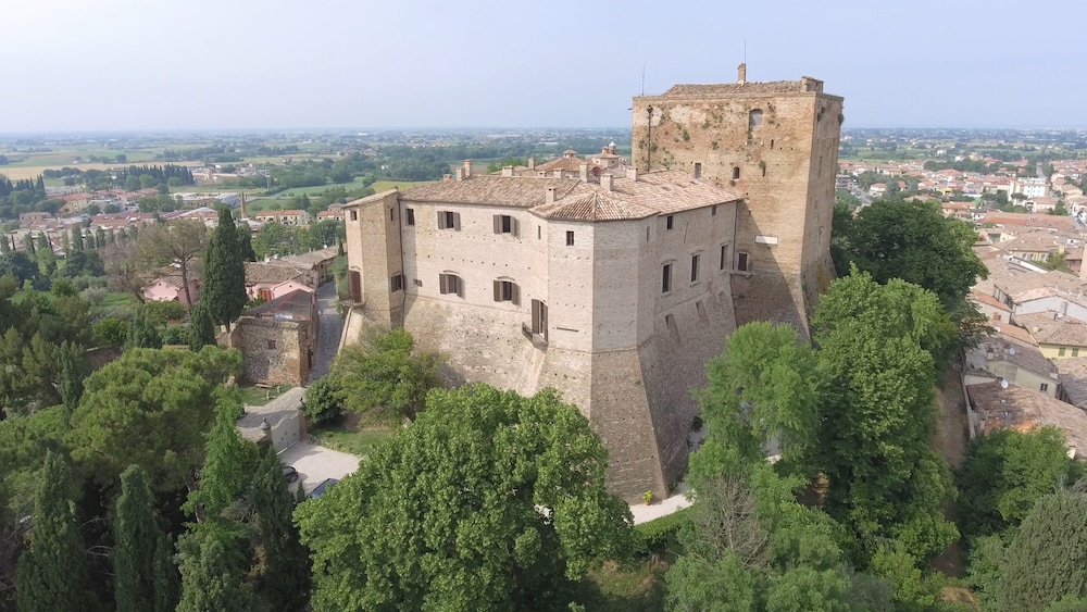 Castello Santarcangelo di Romagna - carbon neutral hotel in Santarcangelo