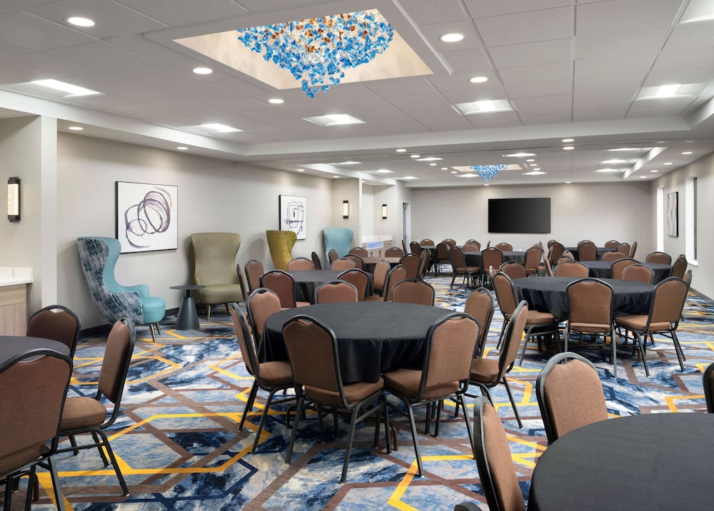 Hampton Inn & Suites Dallas Dfw Arpt W Sh 183 Hurst - photo 36
