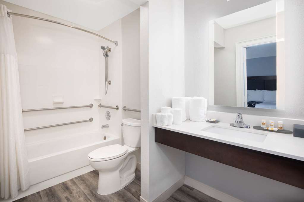 La Quinta Inn & Suites by Wyndham Atlanta Airport South - photo 13