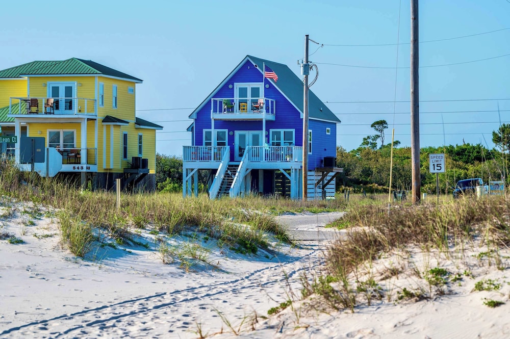 A Wave From it All 3BR Beachside Coastal Retreat in Gulf Shores, United States
