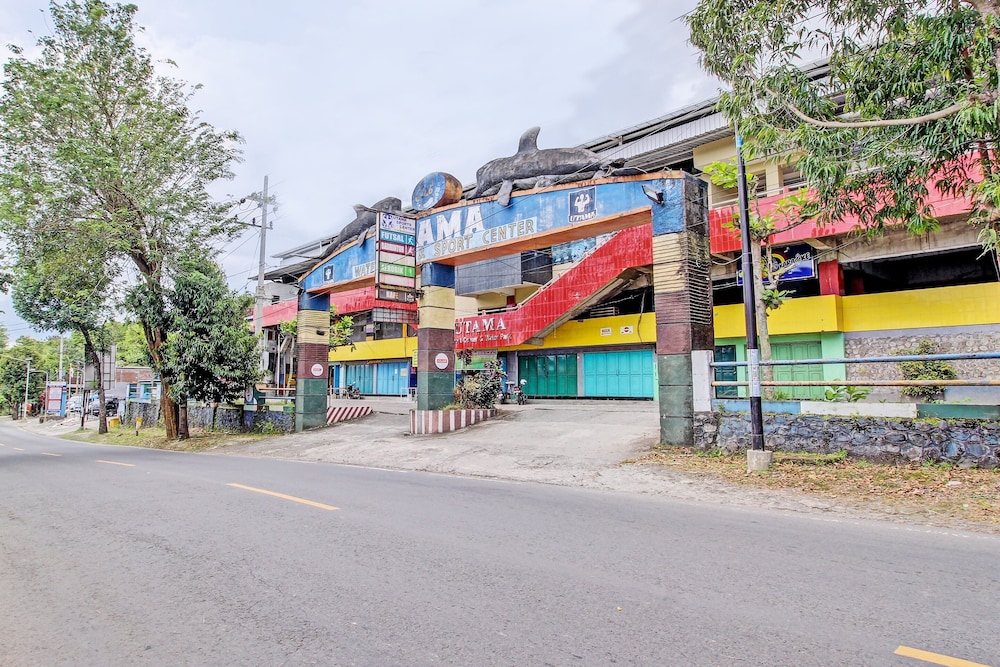 Oyo Life 92032 Utama Hotel Karaoke — Trenggalek