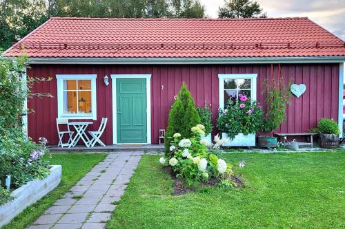Cabin Located In A Traditionally Swedish Setting 19003946 — Umea