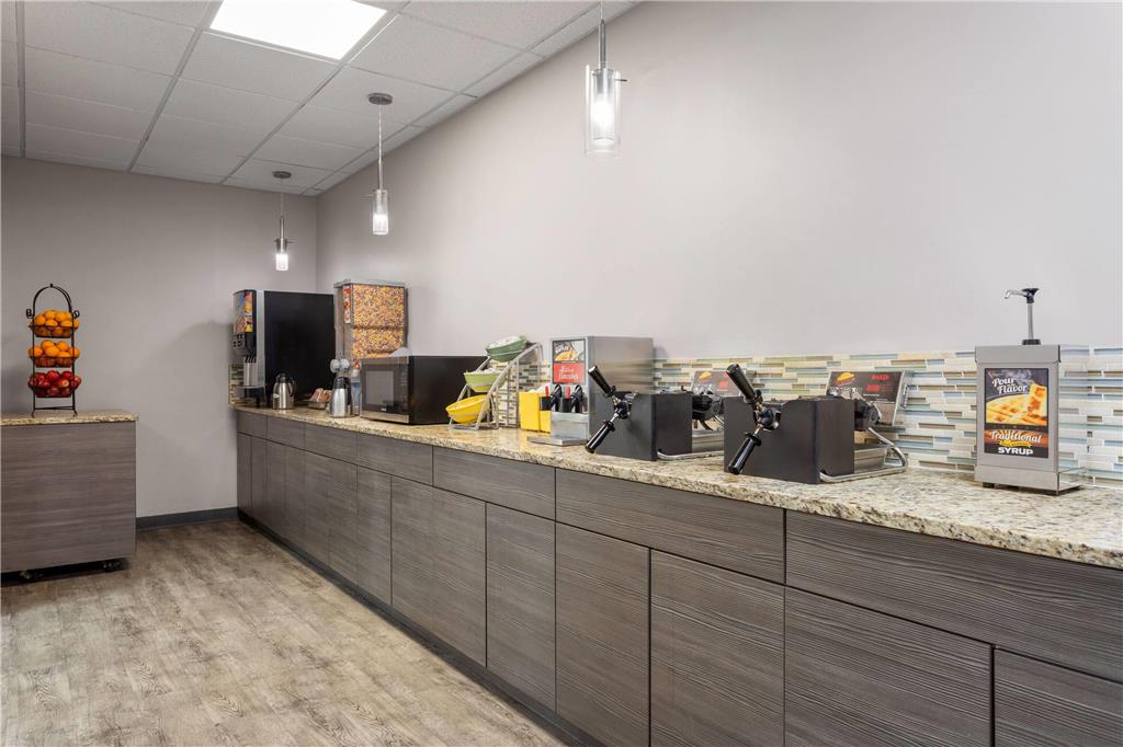 Days Inn and Suites by Wyndham Hammond IN - photo 28