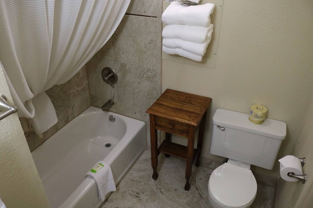 Inlet Tower Hotel & Suites - photo 32