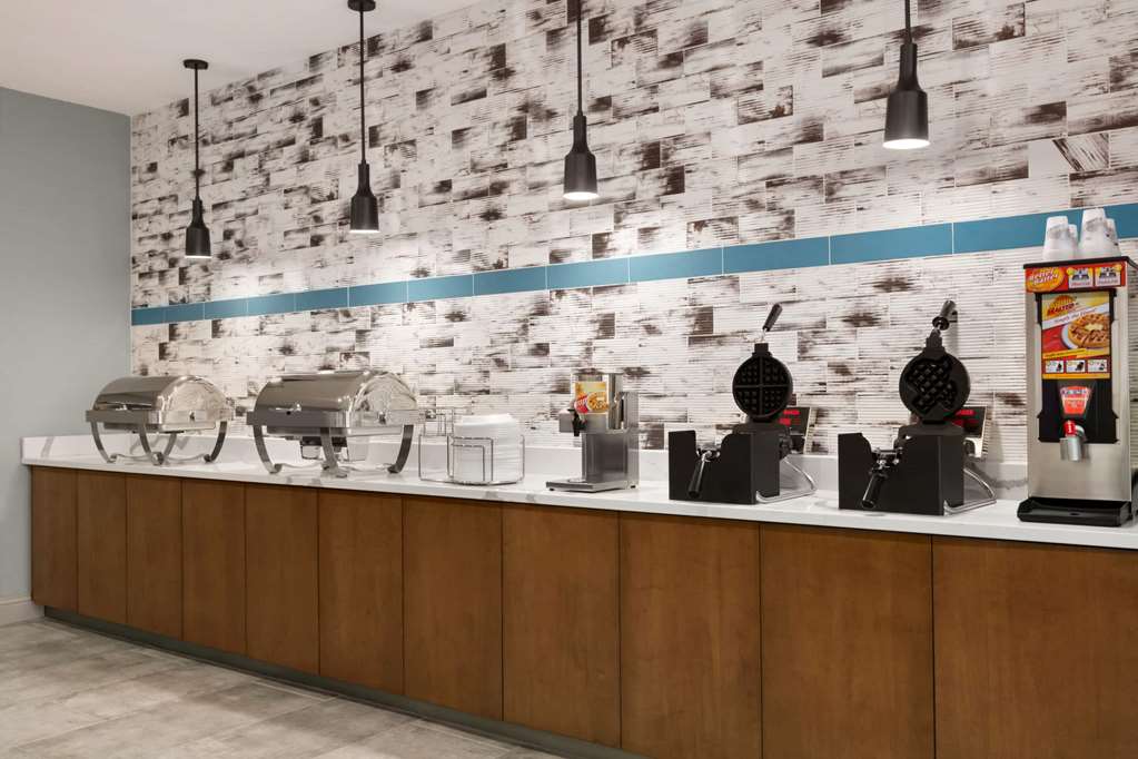 La Quinta Inn & Suites by Wyndham College Station North - photo 36