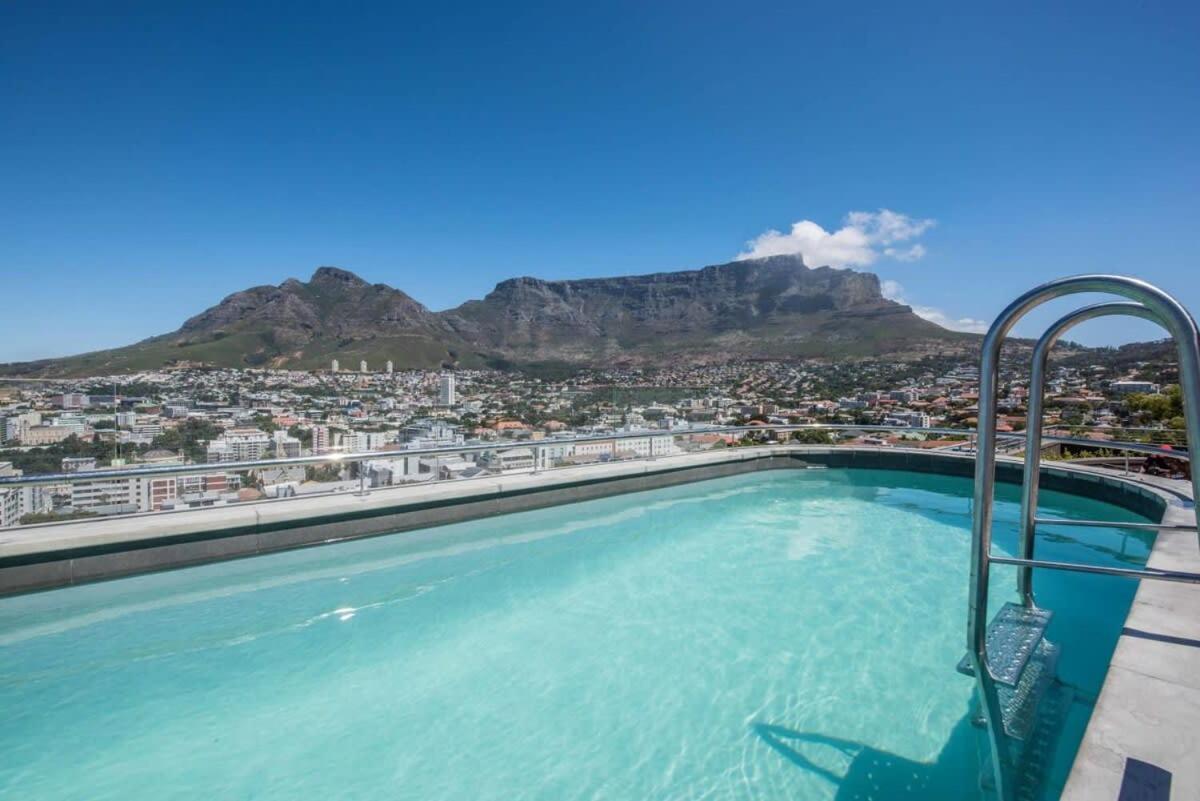 Luxurious Family home in Newlands with Pool