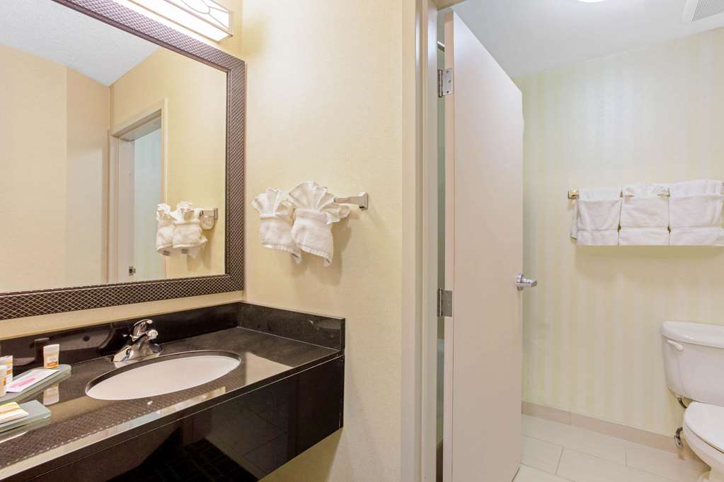 La Quinta Inn & Suites by Wyndham Manassas Battlefield - photo 30