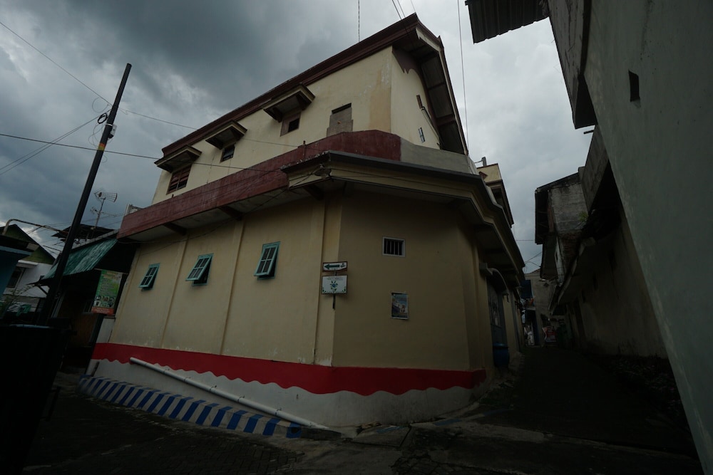 OYO Life 93680 Kost Losawi Syariah — hotel in Painan
