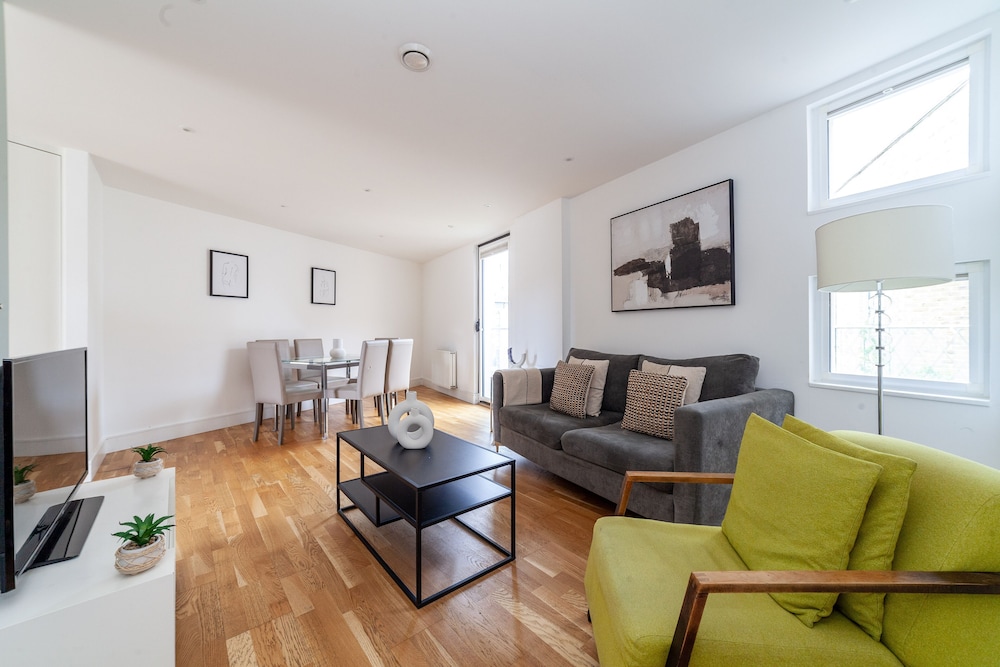 3 Bed Flat by Limehouse Basin — 4-Star Luxury Hotel in London, United Kingdom