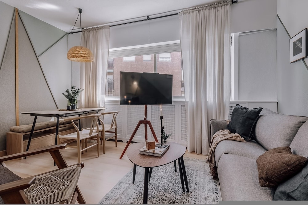 Semuy 1 Bedroom in Bernab U hispanoam Rica Madrid hotel