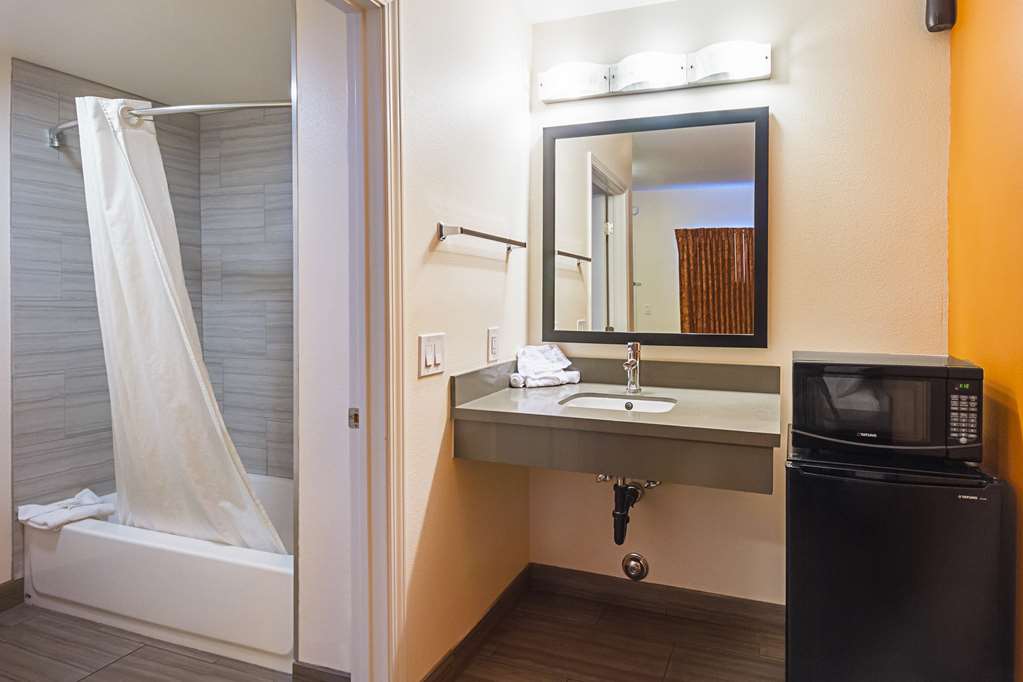 Motel 6 on Maple - photo 25