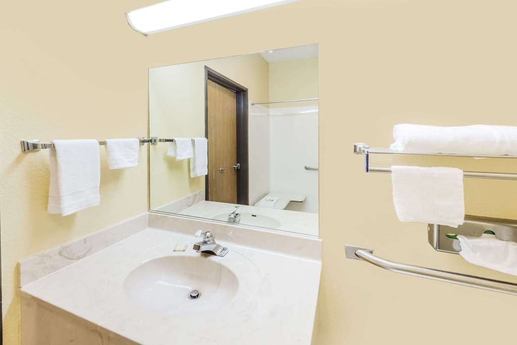 Super 8 by Wyndham Martinsville - photo 5